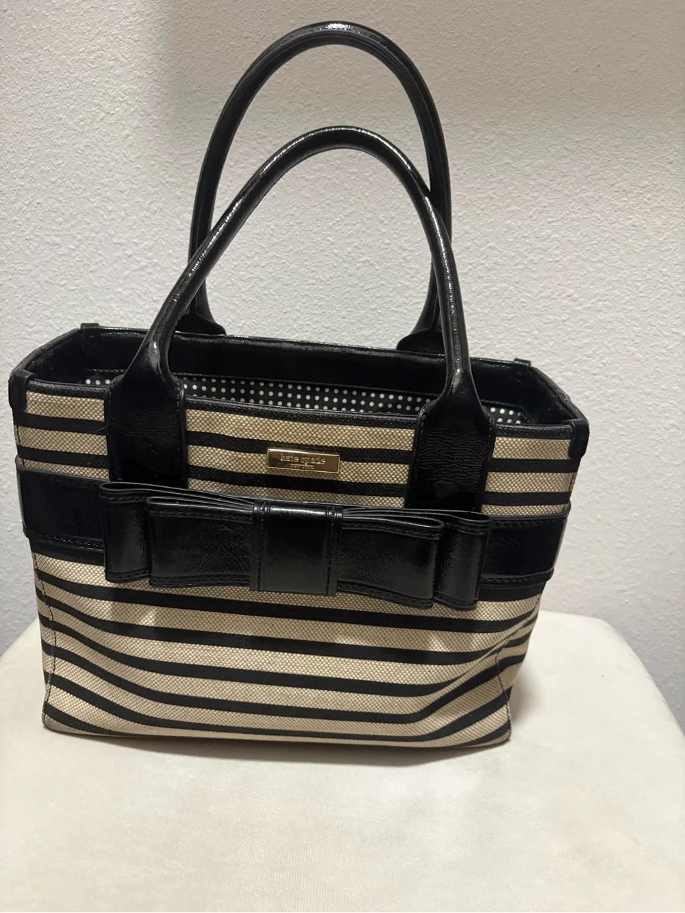 Kate Spade New York Quinn Villabella Fabric hand Bag black / natural striped